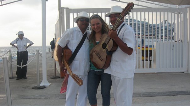 женщина и мужчины в белом с гитарой