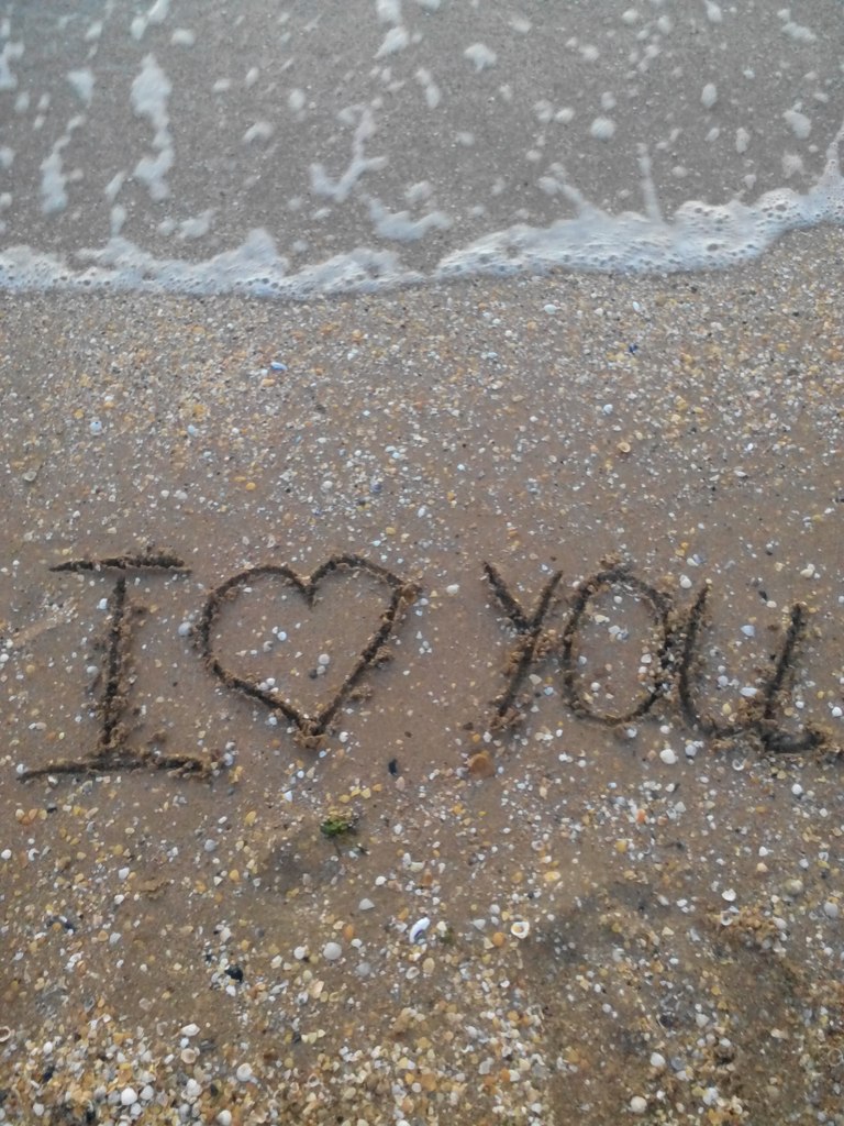 надпись на песке: я тебя люблю