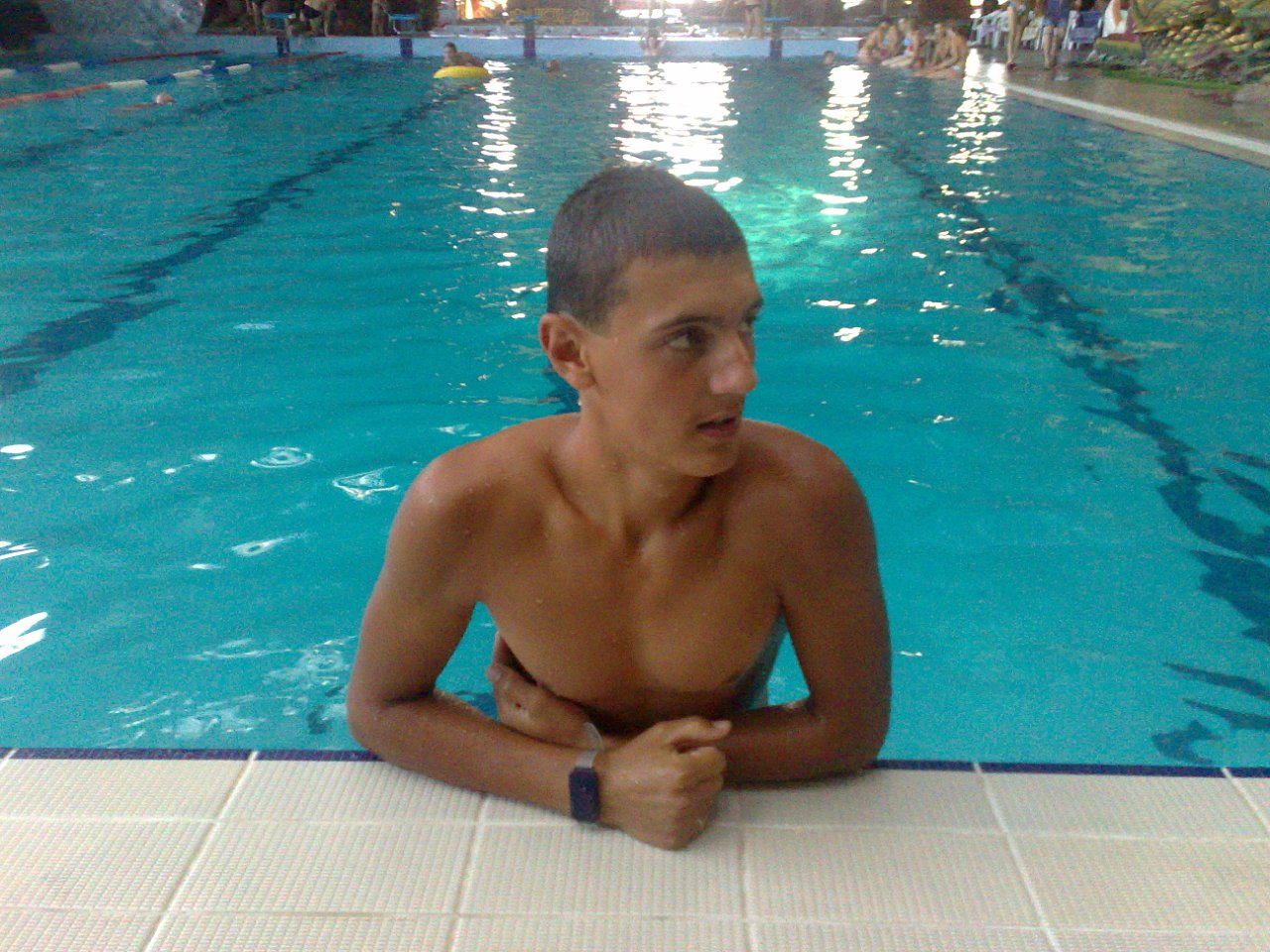 мужчина в бассейне